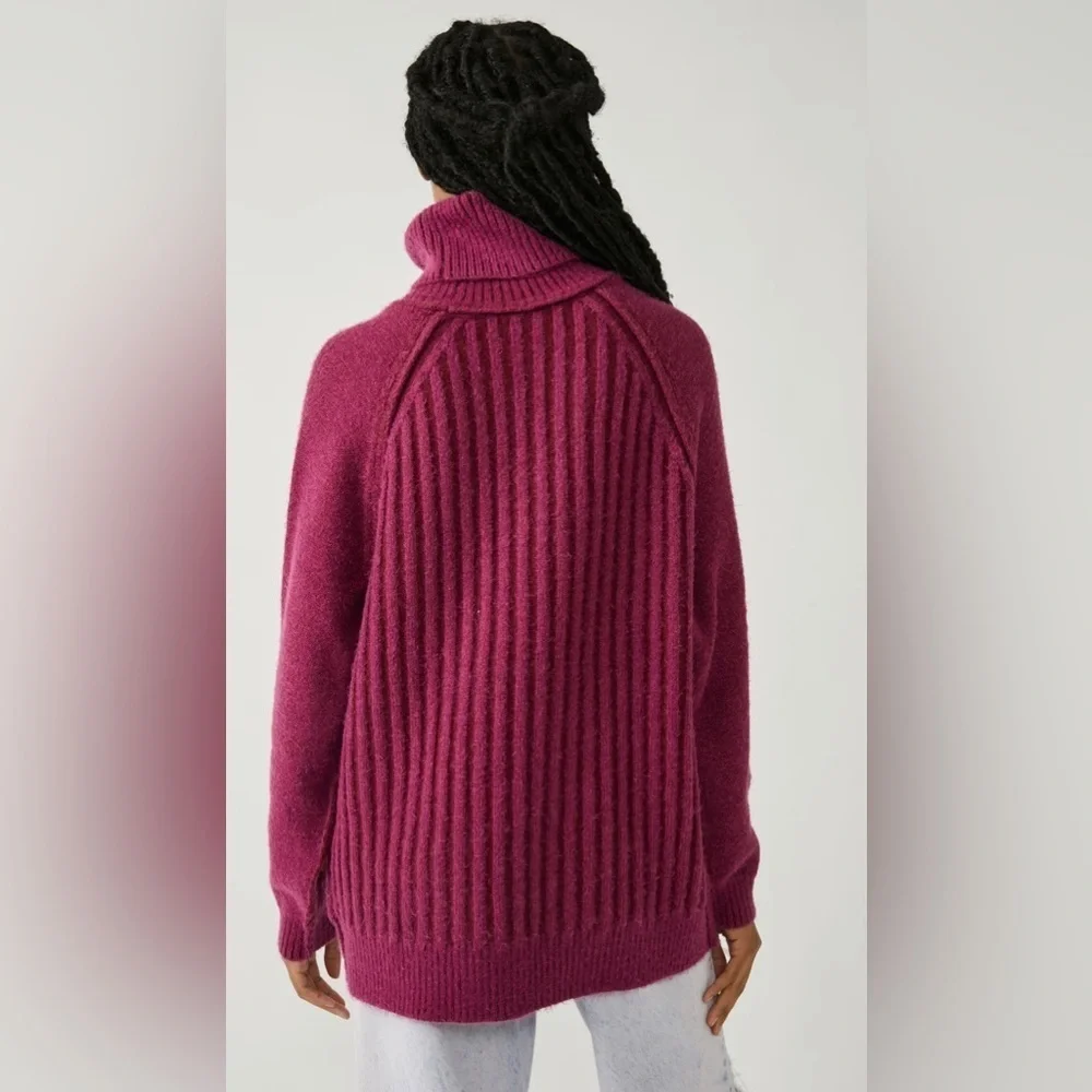 NEW FREE PEOPLE - Cozy Turtleneck  w/ oversized fit